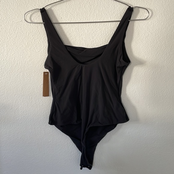 Skims Fits Everybody Square Neck Bodysuit - Picture 5 of 5